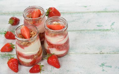 tatlı çilek ve krema ile