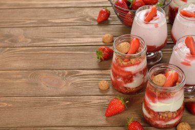 tatlı çilek ve krema ile