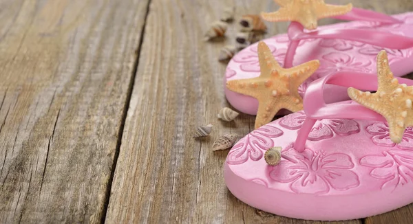 Růžový plážové sandály — Stock fotografie