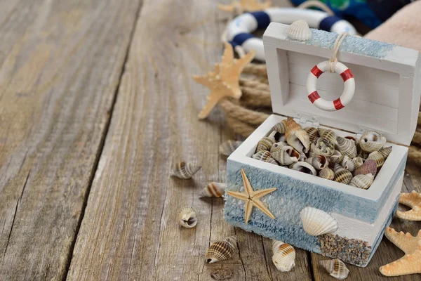木製の箱に貝殻 — ストック写真