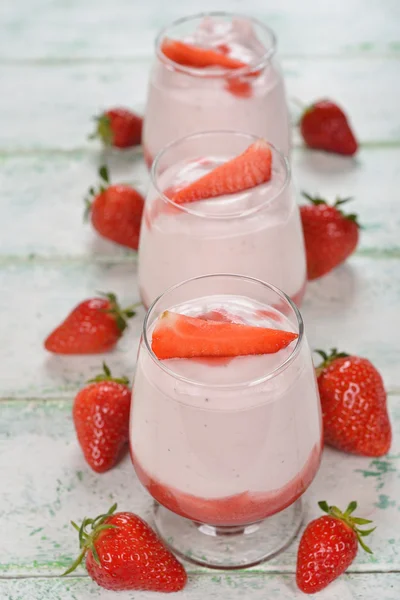 Jordgubbs mousse i ett glas — Stockfoto