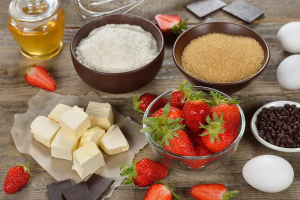 Ingredienser för bakning jordgubbar kaka — Stockfoto