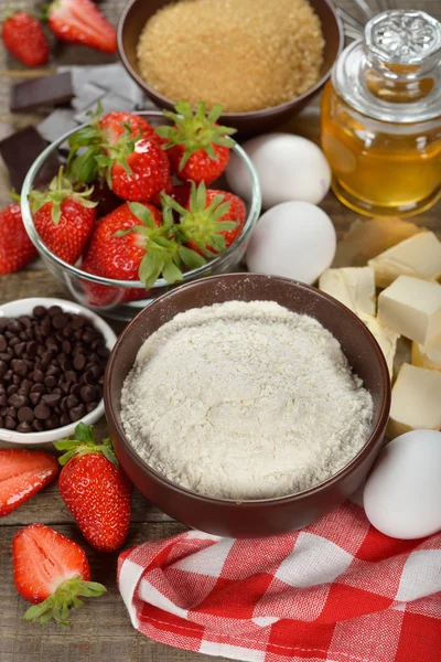 Ingrediënten voor aardbeien taart bakken — Stockfoto