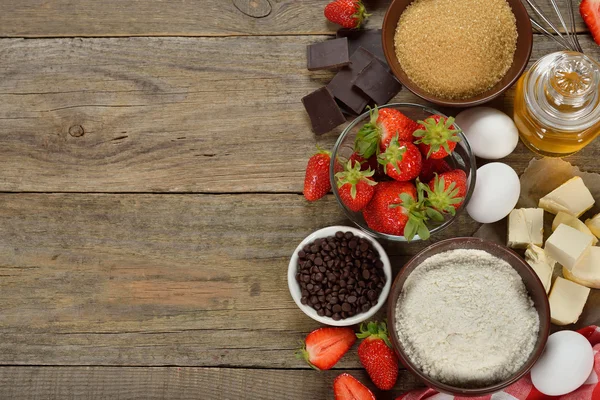 Ingredientes para hornear pastel de fresas —  Fotos de Stock