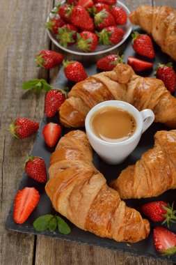 kruvasan ve bir fincan espresso