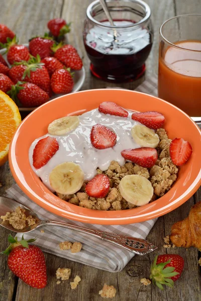 Muesli with yogurt and fresh strawberries — Stock Photo, Image