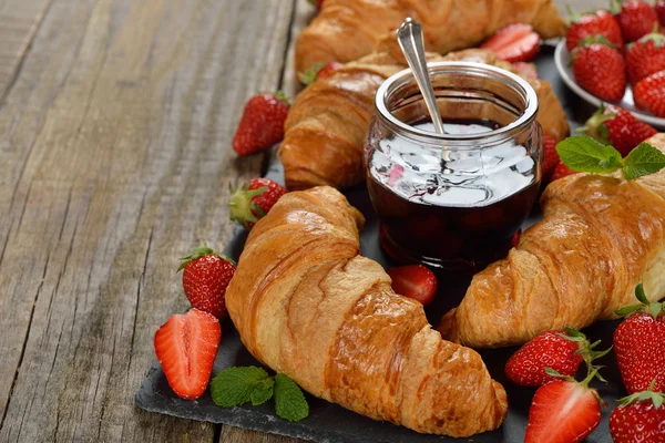 Franska croissanter och jordgubbe — Stockfoto