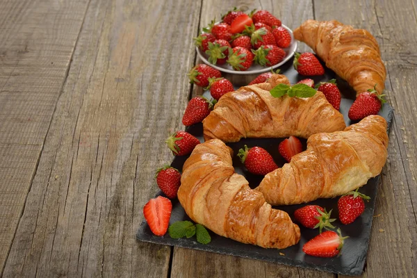 Franska croissanter och jordgubbe — Stockfoto