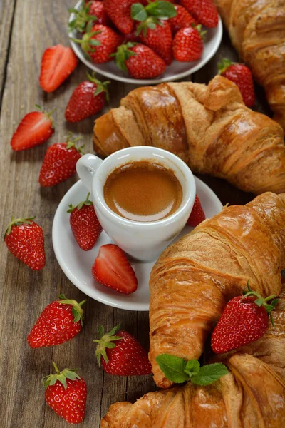 Croissant och en kopp espresso — Stockfoto