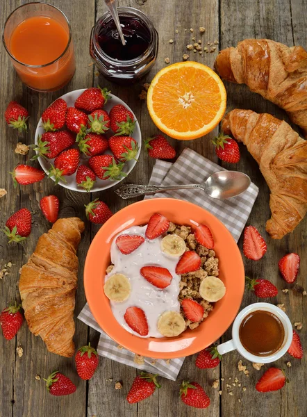 Muesli with yogurt, croissant and fresh strawberries — Stock Photo, Image