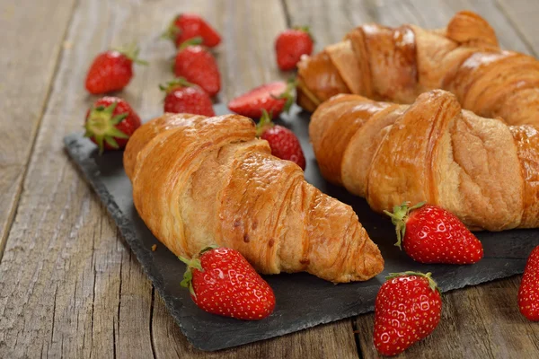 Croissants franceses y fresa —  Fotos de Stock