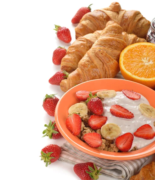 Müsli mit Joghurt, Croissant und frischen Erdbeeren — Stockfoto