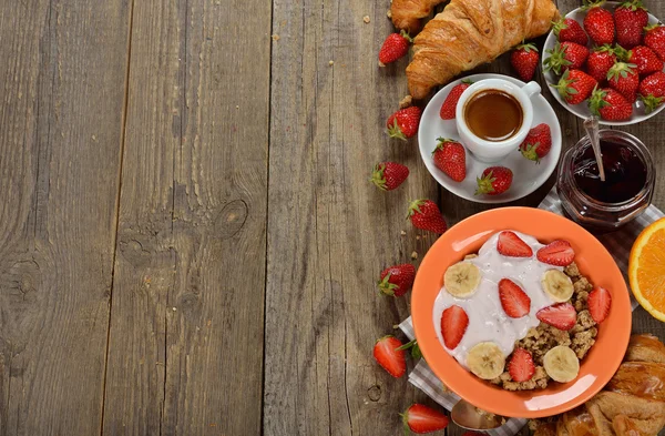 Muesli au yaourt, croissant et fraises fraîches — Photo
