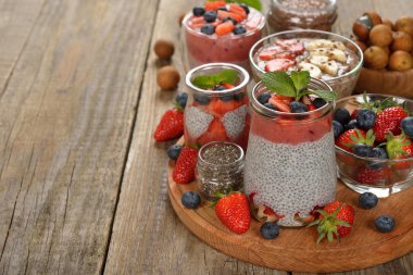 Chia pudingi çilek ve yaban mersini