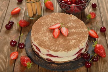 Çilekli tiramisu pasta