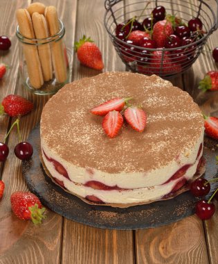 Çilekli tiramisu pasta