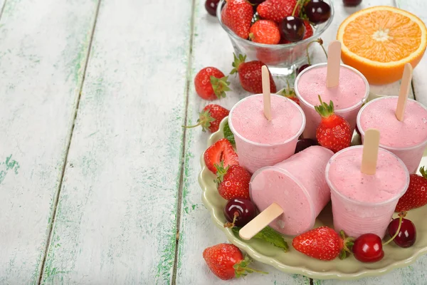 Yogur helado con fresas — Foto de Stock