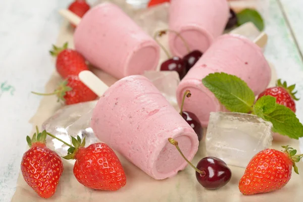 Yogur helado con fresas —  Fotos de Stock