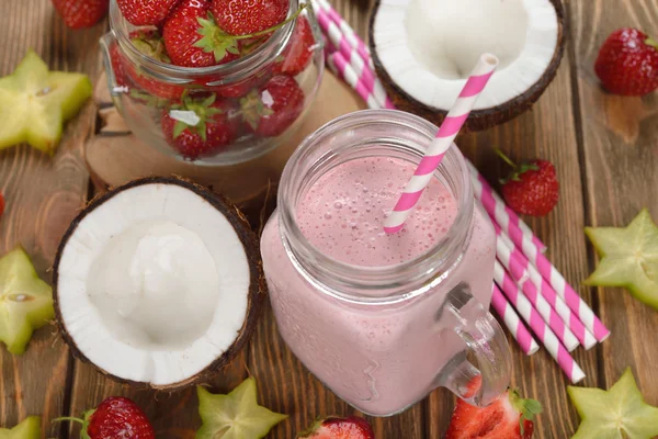 Refreshing cocktail with coconut milk and strawberries — Stock Photo, Image