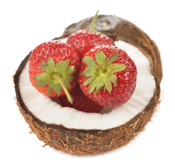 Erdbeeren in Kokosnusshälften — Stockfoto
