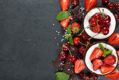 Hindistan cevizi, çilek, kiraz ve çikolata