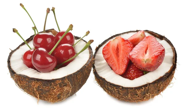 Erdbeeren und Kirschen in Kokosnusshälften — Stockfoto