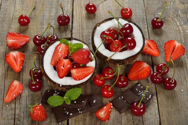 Kokos, jahody, třešeň a čokoláda — Stock fotografie