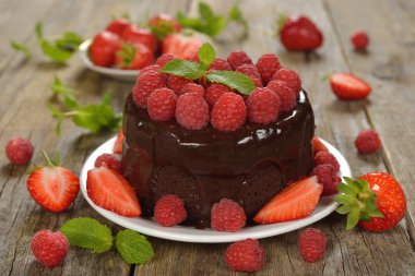 Çikolatalı kek ahududu