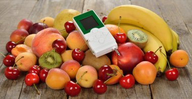 Nitrat tester ve çeşitli meyveler