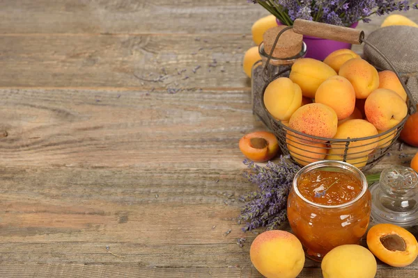 Mermelada de albaricoque con lavanda — Foto de Stock