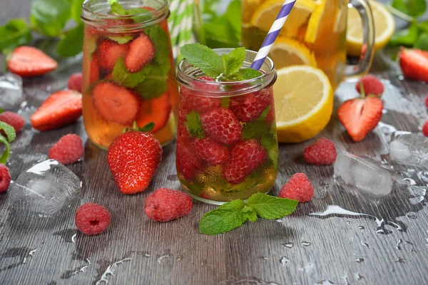 Ice tea with mint, lemon and berries — Stock Photo, Image