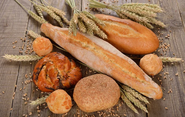 Frisches Brot und Weizen — Stockfoto