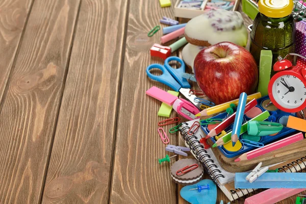 Çok renkli çocuk okul malzemeleri — Stok fotoğraf
