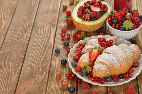 Croissants with berries — Stock Photo, Image