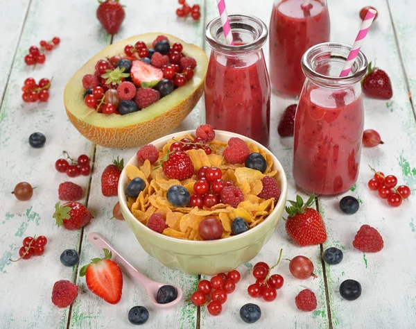 Corn flakes with berries — Stock Photo, Image