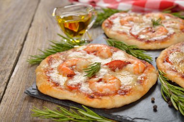 Karides ve biberiye mini pizza