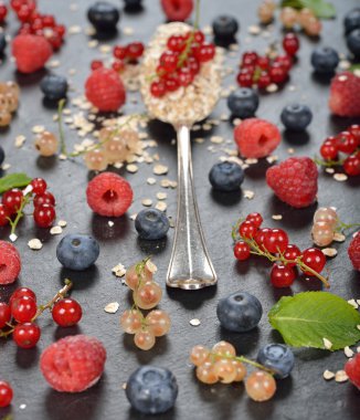 Bir kaşık ve çilek çeşitli müsli