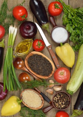 Çiğ pirinç ve çeşitli sebzeler