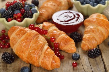 Kruvasan taze çilek ile