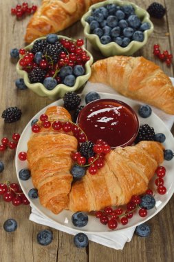 Kruvasan taze çilek ile