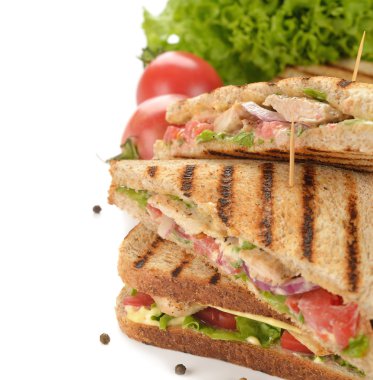 Tavuk ve sebzeli sandviç.