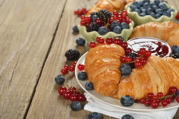 Croissants con bayas frescas —  Fotos de Stock