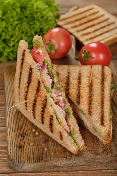 Sandwich with chicken and vegetables — Stock Photo, Image
