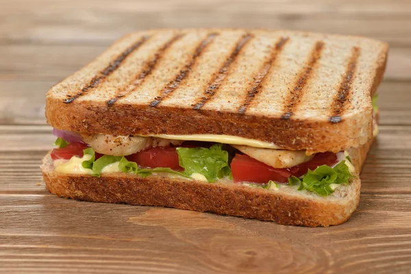 Tavuk ve sebzeli sandviç. — Stok fotoğraf