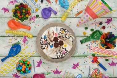 Doğum günü pastası ve çeşitli aksesuarlar 