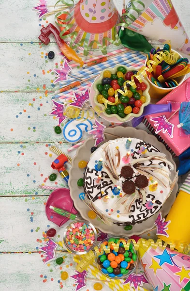 Pastel de cumpleaños y varios accesorios — Foto de Stock