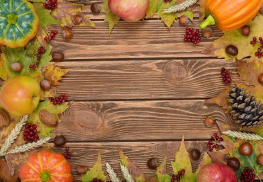 Sonbahar yaprakları, elma, kabak ve fındık