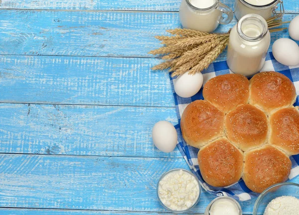 Taze ekmek ve süt ürünleri — Stok fotoğraf