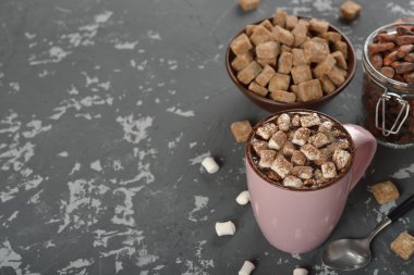 Lezzetli sıcak çikolata hatmi ile 