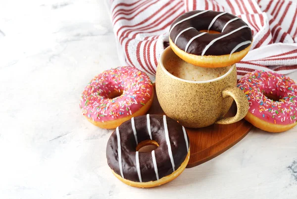 Donuts Xícara Café Fundo Branco — Fotografia de Stock